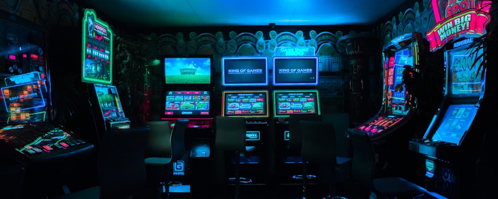 星空电竞团队在现代化会议室中讨论项目进展的商务场景